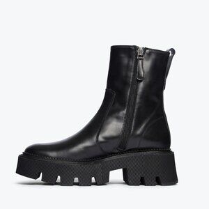 FREDA SALVADOR Daria Lug Sole Black Chelsea Boot Size 8